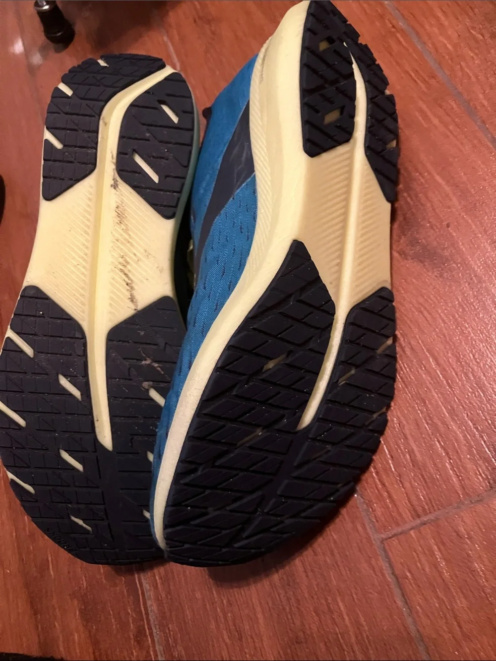 Brooks Men’s Hyperion Tempo Running Shoes with Yellow Laces Size 11.5 medium